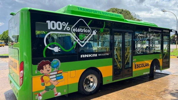 Primeiro ônibus escolar 100% elétrico em teste na rede pública alia acessibilidade, silêncio e redução de custos de até 75%.