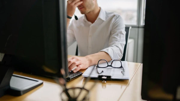 A legislação permite que pequenas e médias empresas contratem consultorias para desenhar seus planos de saúde mental. Reprodução/Canvas por Reproduçãoo/Canvas