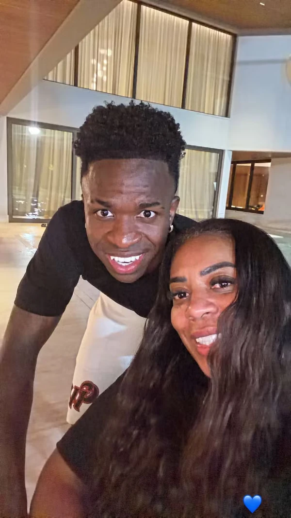 Vini Jr posa com a mãe, Fernanda Cristina, em noite de festa de Maria Alice