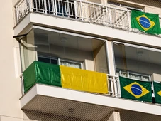 Imagem - Condomínios ameaçam multar moradores por bandeira do Brasil em varandas; saiba mais