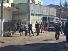 Imagem - Pedreiros são mortos por PMs que confundiram tripé com fuzil