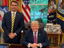 Imagem - Flávio Bolsonaro critica embaixada por ignorar pedido após encontro com Trump nos EUA: 'Extensão partidária do PT?'