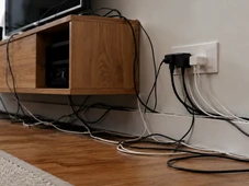 Imagem - Adeus fios aparentes: o detalhe no rodapé que muda o visual da casa sem gastar com reforma