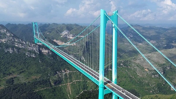 A ponte Huajiang Canyon Bridge cruza o Beipanjiang com 625 metros de altura sobre o fundo do vale por Glabb / Wikimedia Commons