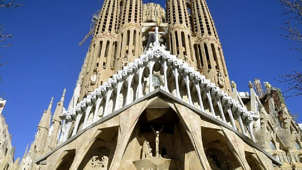 A Sagrada Família alcança 172,5 metros e assumiu o posto de igreja mais alta do mundo em Barcelona por Yeagov / Wikimedia Commons