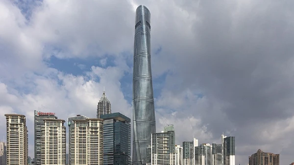 A Shanghai Tower abriga o Heavenly Jin no nível 120, o restaurante mais alto do mundo, a 556,36 metros acima do chão por Stefan Fussan / Wikimedia Commons