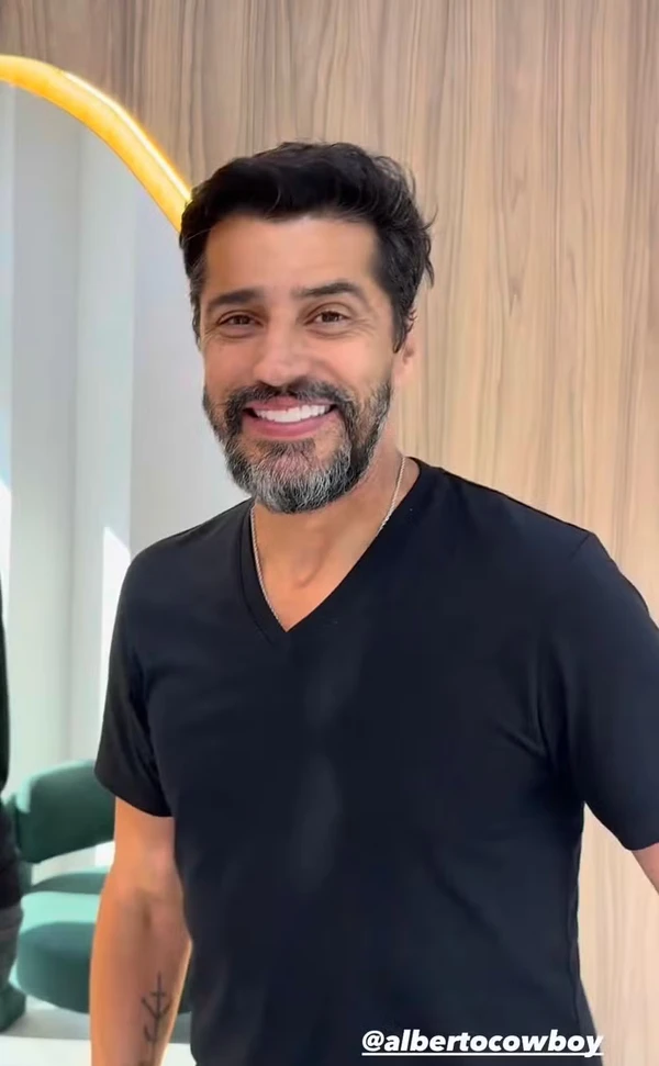 Alberto Cowboy coloca lente nos dentes por Reprodução