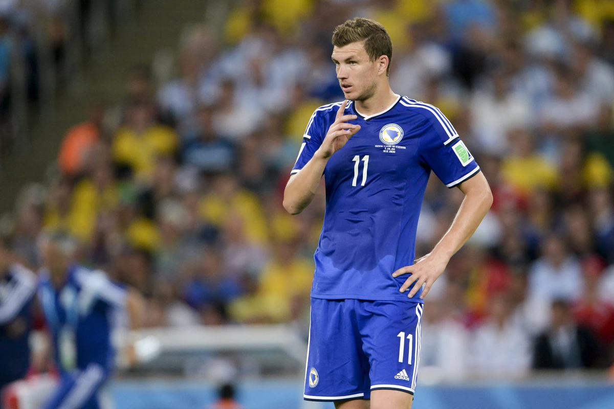Edin Dzeko — Aos 40 anos, o maior artilheiro da história da Bósnia pode usar 2026 como despedida em Mundiais, ainda carregando a seleção como principal nome. por Shutterstock