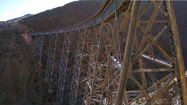 Ele chega a uma das altitudes ferroviárias mais famosas do mundo e atravessa uma região andina marcada por montanhas, vilarejos pequenos e clima seco