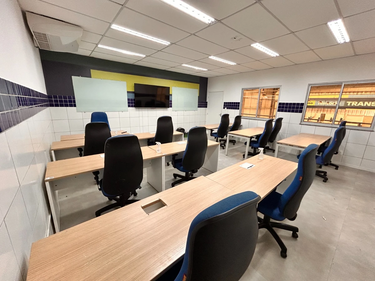 Espaço revela bastidores de laboratório técnico voltado para automação e indústria. por Divulgação