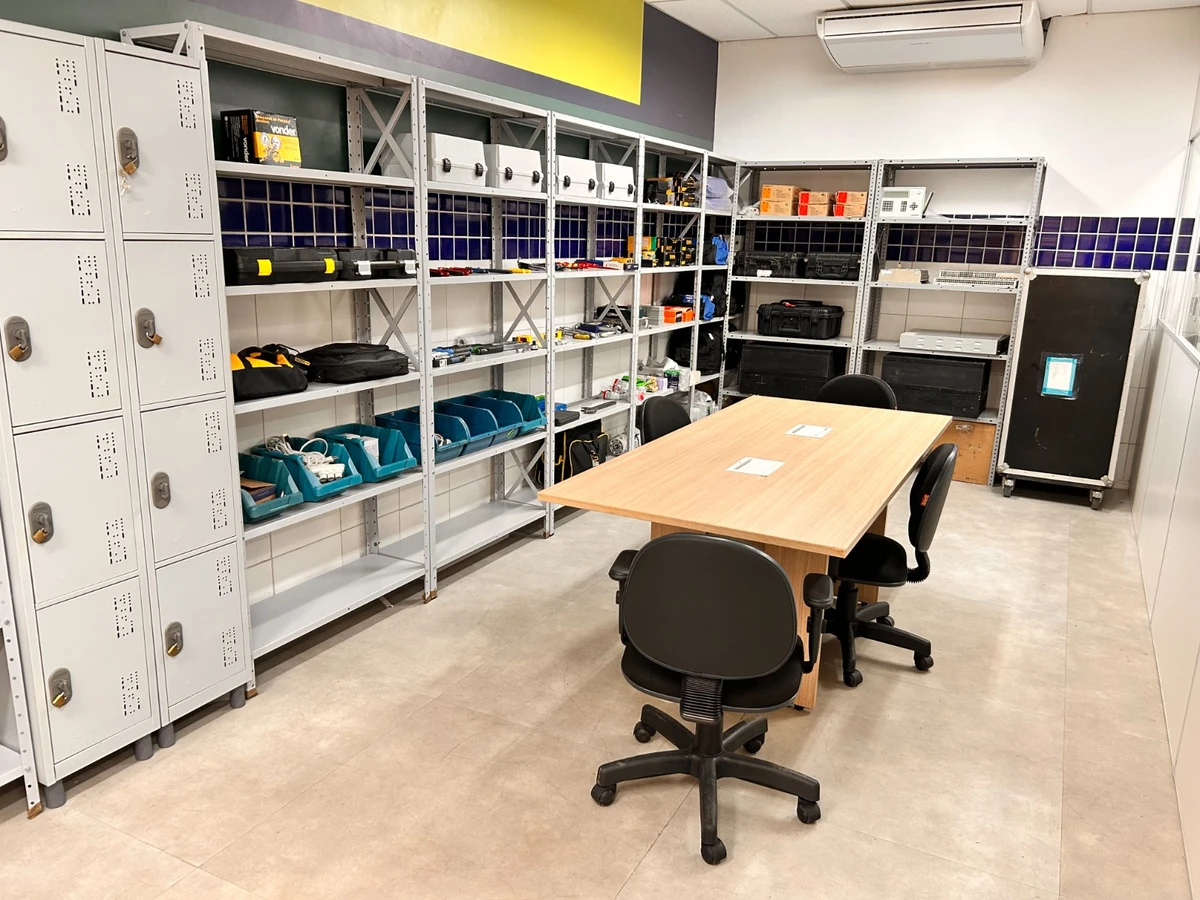 Espaço revela bastidores de laboratório técnico voltado para automação e indústria. por Divulgação