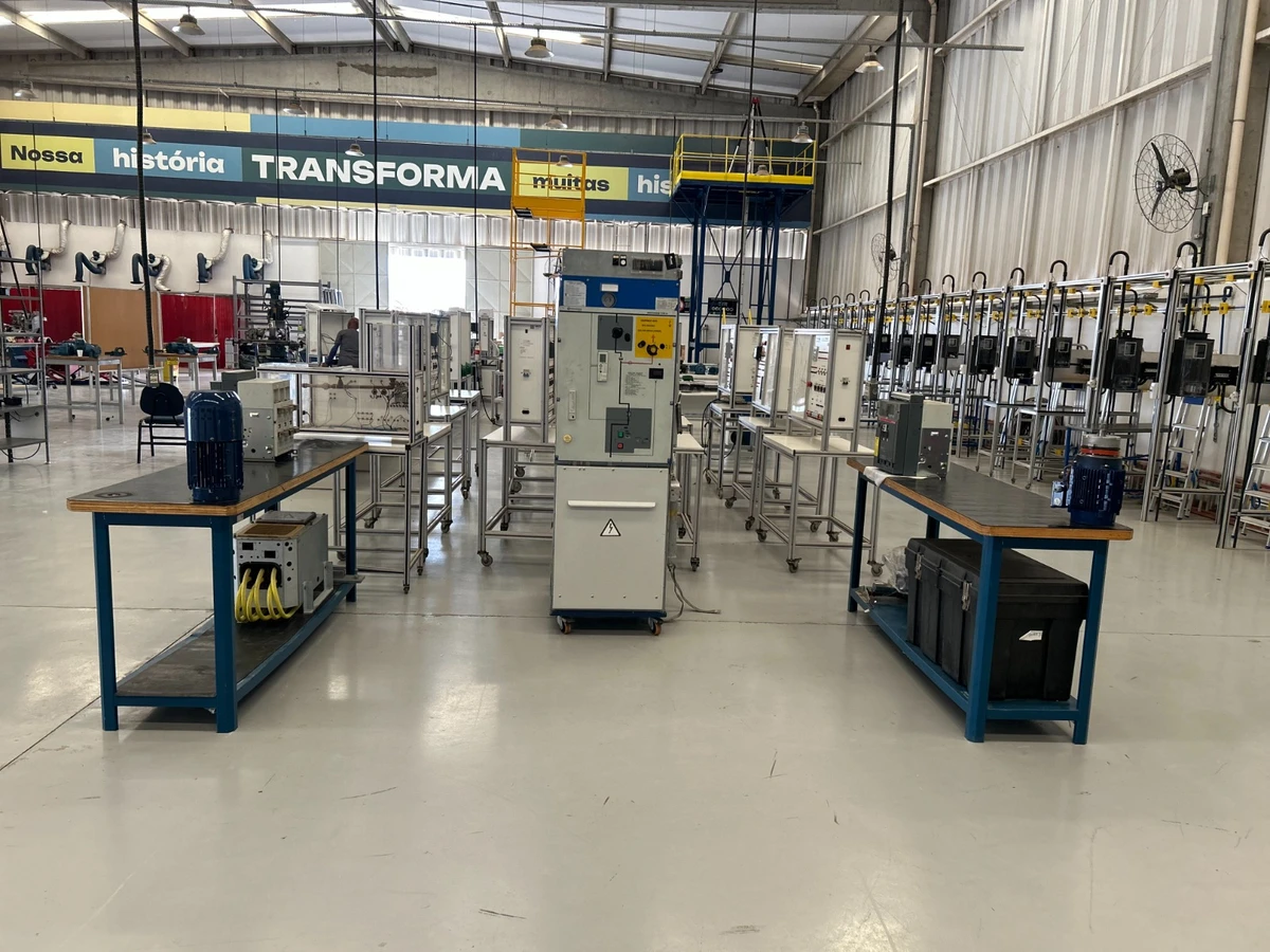 Espaço revela bastidores de laboratório técnico voltado para automação e indústria por Divulgação