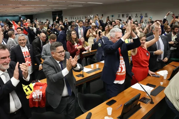Fim da escala 6x1 foi votado nesta quarta-feira (27)