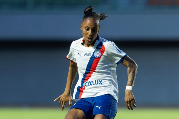Lateral-direita Isa Fernandes com a camisa do Bahia