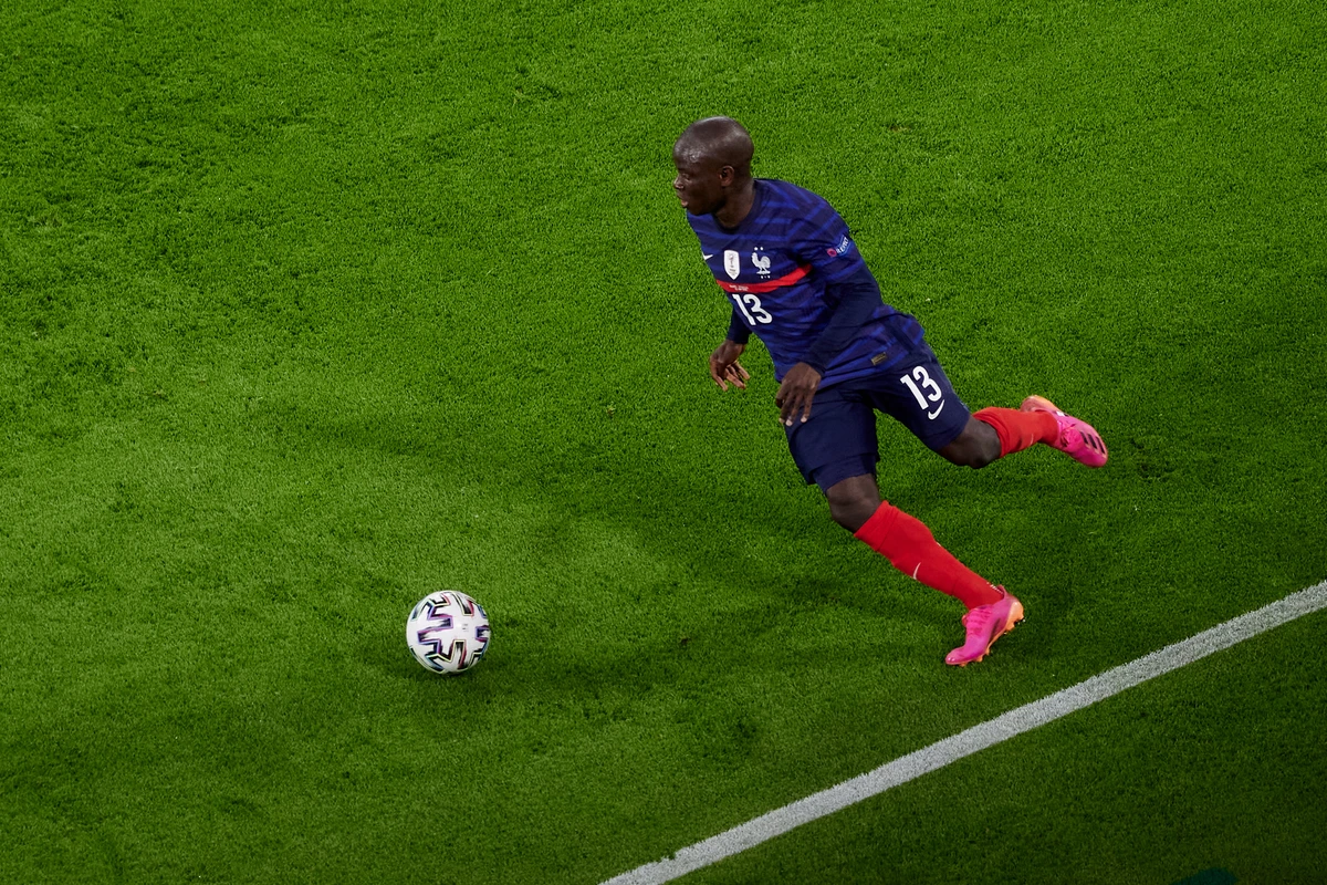 N’Golo Kanté — Aos 35 anos, o campeão mundial de 2018 continua sendo nome de experiência na França e pode transformar 2026 em despedida de Mundial. por Shutterstock