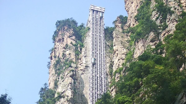 O Elevador Bailong sobe 326 metros nos paredões de Zhangjiajie, parque de formações rochosas em Hunan por Nyx Ning / Wikimedia Commons