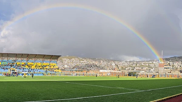 O Estádio Daniel Alcides Carrión fica em Cerro de Pasco, a 4.338 metros de altitude, nos Andes peruanos por Kpachascondor / Wikimedia Commons