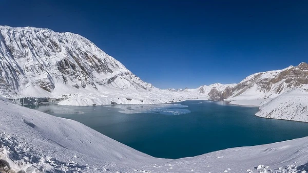O lago Tilicho fica a 4.919 metros na região do Annapurna e é um dos lagos de trekking mais altos do Nepal por Nir gurung / Wikimedia Commons