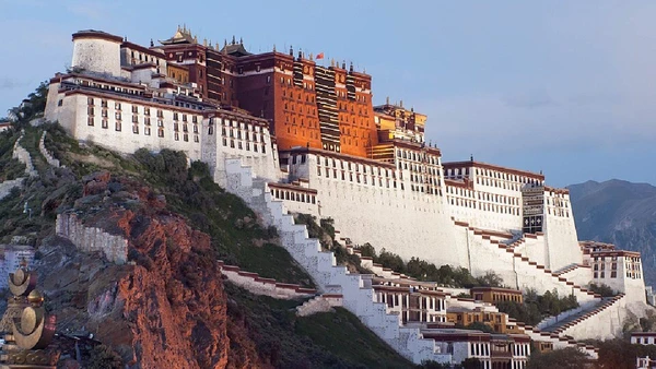 O Palácio de Potala se ergue sobre o Monte Vermelho, a 3.700 metros de altitude, no Vale de Lhasa por Coolmanjackey / Wikimedia Commons