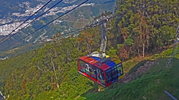 O teleférico de Mérida sobe até o Pico Espejo, a 4.765 metros de altitude, nos Andes venezuelanos por PSYCHO CREEK / Wikimedia Commons