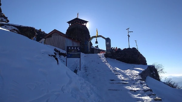 O templo Tungnath fica a 3.680 metros em Uttarakhand e integra a rota Panch Kedar dedicada a Shiva por Navdeep Gusain / Wikimedia Commons