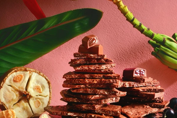 Quebra-Quebra de frutas tropicais e bombons de jabuticaba por Divulgação