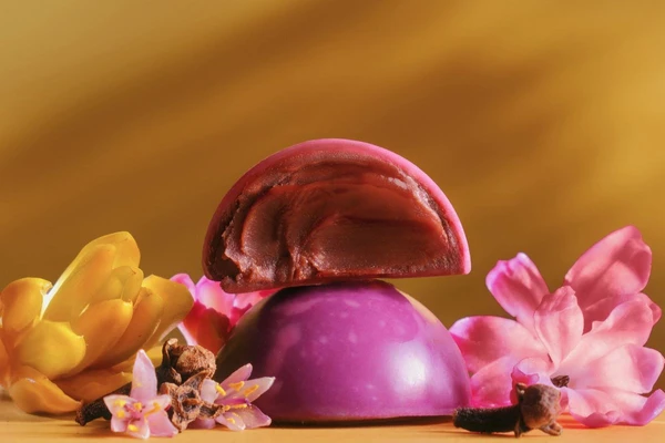 Entre os destaques, bombons pintados nas versões ganache de chocolate ao leite e ganache de especiarias por Divulgação