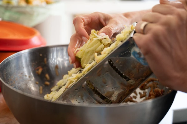 Comece ralando as espigas de milho até formar uma massa cremosa por Shutterstock