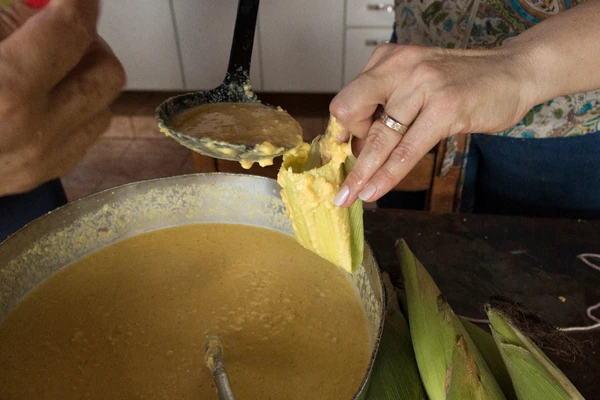 Agora, basta misturar. Para 5 espigas: 1 xícara de açúcar, 3 colheres de sopa de manteiga derretida e uma pitada de sal por Shutterstock