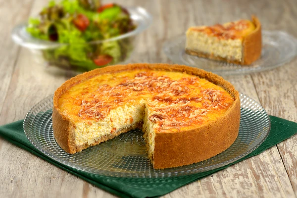 Disponha sobre a massa, salpique queijo ralado e volte ao forno por 40 minutos por Shutterstock e divulgação