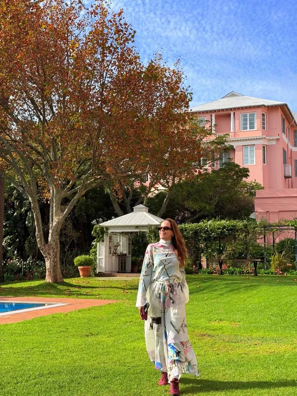 Regina Volpato na África do Sul por Reprodução