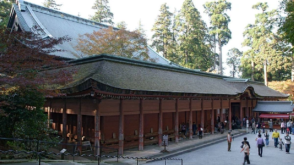 Ryushin faz parte da ordem dos monges Tendai, com sede no templo Enryakuji do Monte Hiei por 663highland / Wikimedia Commons