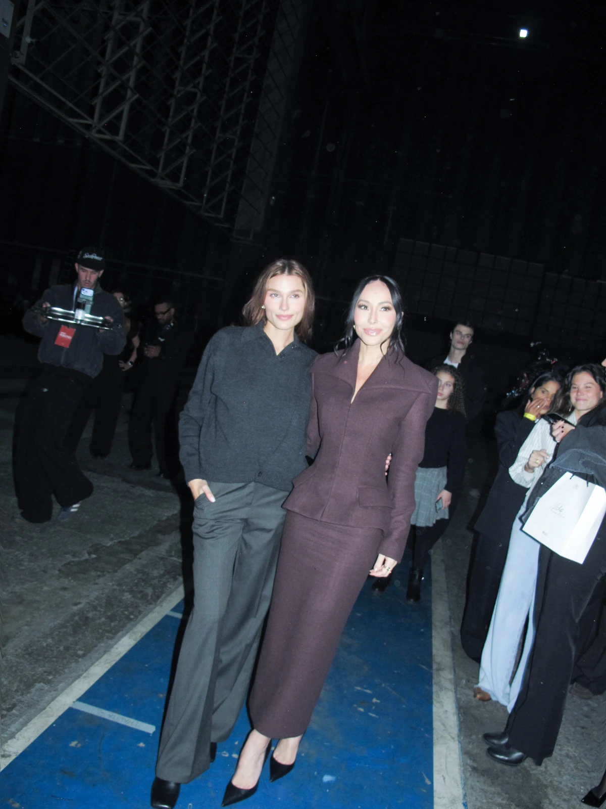 Sabrina Sato apostou em look estruturado em tom vinho para desfile da marca de Sasha Meneghel em São Paulo por Luan Shauman