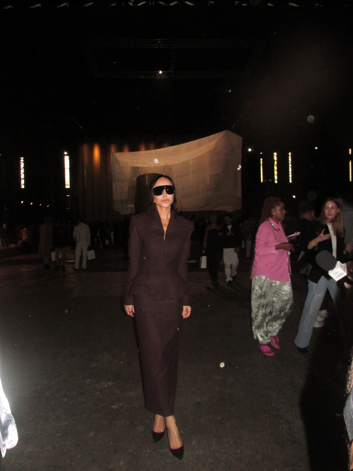 Sabrina Sato apostou em look estruturado em tom vinho para desfile da marca de Sasha Meneghel em São Paulo por Luan Shauman