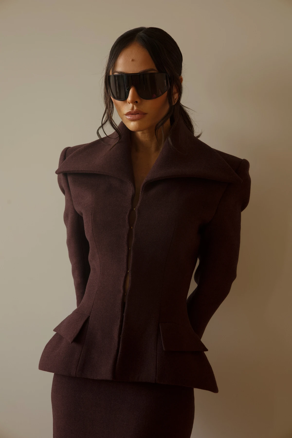 Sabrina Sato apostou em look estruturado em tom vinho para desfile da marca de Sasha Meneghel em São Paulo por Luan Shauman