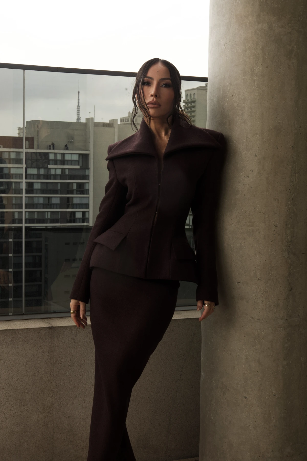 Sabrina Sato apostou em look estruturado em tom vinho para desfile da marca de Sasha Meneghel em São Paulo por Luan Shauman