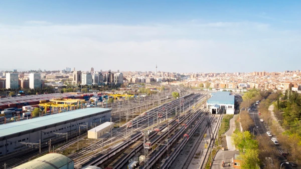 Vista aérea de linhas férreas mostra a escala de infraestrutura necessária para grandes corredores logísticos
