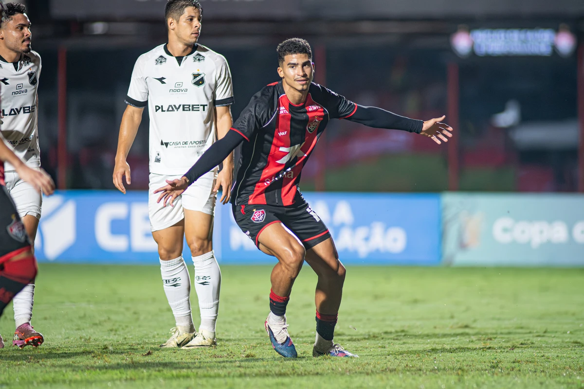Vitória venceu o jogo de ida por 6x2