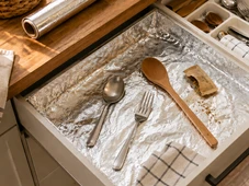 Imagem - Coloque papel-alumínio na gaveta da cozinha: para que serve e quando você deve usar esse truque?