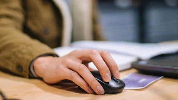 As pequenas irregularidades geradas pelas mãos humanas, por incontáveis fatores, são muito difíceis de reproduzir com perfeição em uma simulação digital