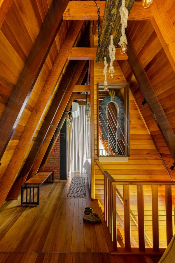 Cabana de Yanna Lavigne e Bruno Gissoni aposta em arquitetura de vidro, sauna a lenha e vista para a Serra da Mantiqueira por Manuel Sá
