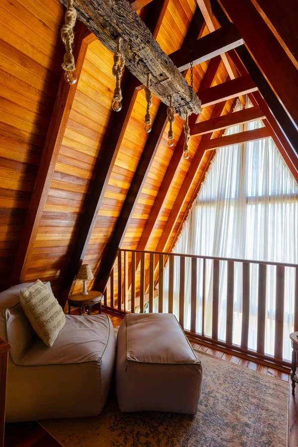 Cabana de Yanna Lavigne e Bruno Gissoni aposta em arquitetura de vidro, sauna a lenha e vista para a Serra da Mantiqueira por Manuel Sá