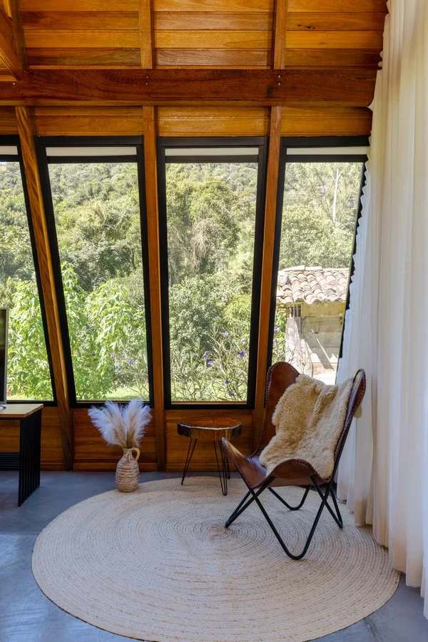 Cabana de Yanna Lavigne e Bruno Gissoni aposta em arquitetura de vidro, sauna a lenha e vista para a Serra da Mantiqueira por Manuel Sá