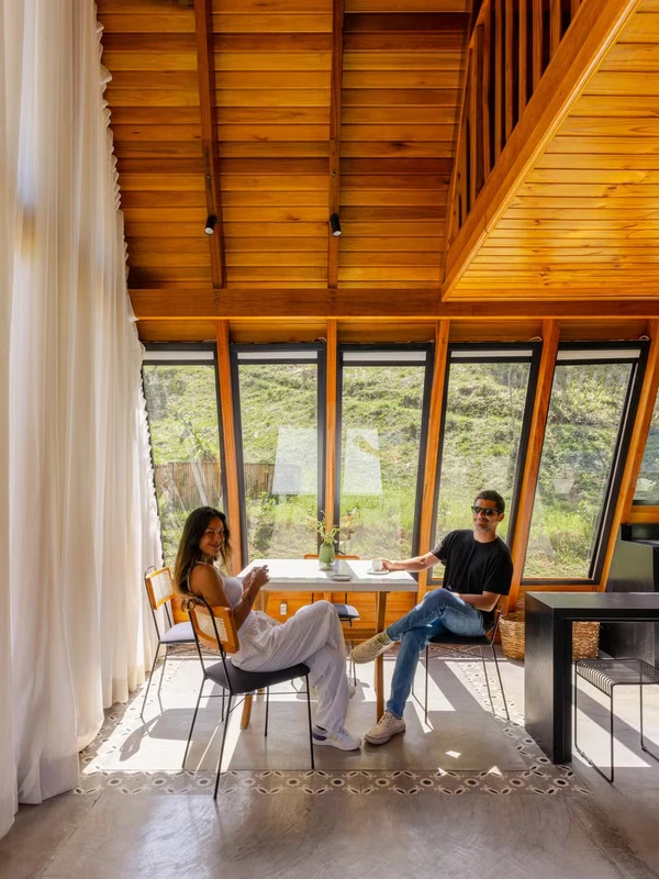 Cabana de Yanna Lavigne e Bruno Gissoni aposta em arquitetura de vidro, sauna a lenha e vista para a Serra da Mantiqueira por Manuel Sá