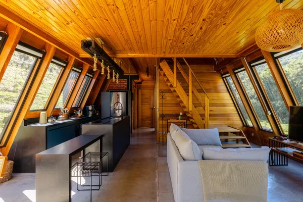Cabana de Yanna Lavigne e Bruno Gissoni aposta em arquitetura de vidro, sauna a lenha e vista para a Serra da Mantiqueira por Manuel Sá
