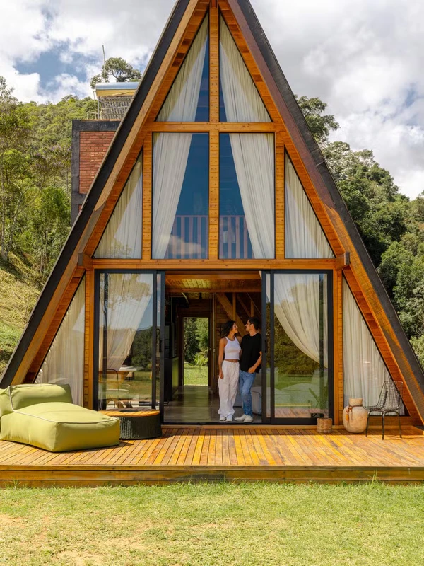 Cabana de Yanna Lavigne e Bruno Gissoni aposta em arquitetura de vidro, sauna a lenha e vista para a Serra da Mantiqueira por Manuel Sá