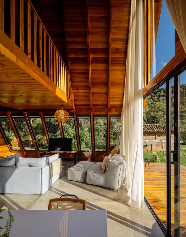 Cabana de Yanna Lavigne e Bruno Gissoni aposta em arquitetura de vidro, sauna a lenha e vista para a Serra da Mantiqueira por Manuel Sá