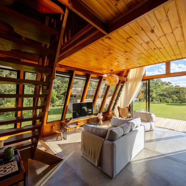 Cabana de Yanna Lavigne e Bruno Gissoni aposta em arquitetura de vidro, sauna a lenha e vista para a Serra da Mantiqueira por Manuel Sá