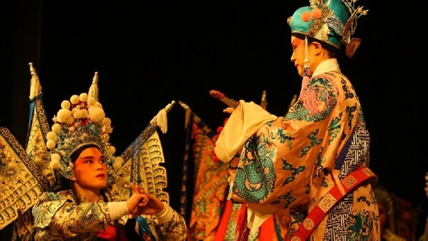 Cidade também é palco de expressões culturais, como a tradicional Ópera Sichuan por Davidmcbride / Wikimedia Commons