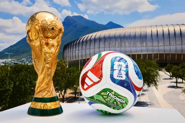 A taça da Copa do Mundo e a bol